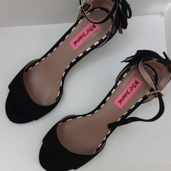 Betsy Johnson Ressy Flowered Open-Toe Stra… - Picture 5 of 7